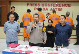Kabid Humas Polda Jatim Kombes Dirmanto saat memberikan keterangan pers 