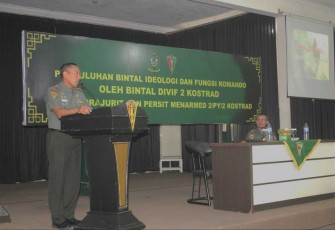 Danmenarmed 2 Kostrad Letkol Arm Siswo Budiarto memberikan sambutan dalam acara penyuluhan bintal fungsi komando, Senin (13/5)