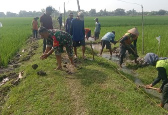 Gotong royong bantu bangun saluran irigasi 