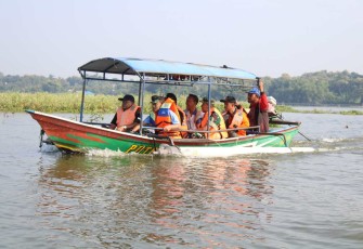 Personel lanud Adi Soemarmo menyusuri waduk Cengklik Boyolali 