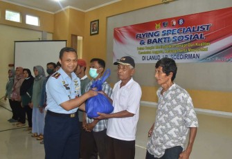 Danlanud J.B Soedirman Letkol Pnb Tatag Onne Setiawan memberikan paket bantuan sembako