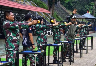 Latihan menembak prajurit Kolinlamil 