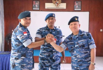 Danlanud SUT Kolonel Nav Sani Salman Nuryadin foto bersama usai sertijab Kadispers 