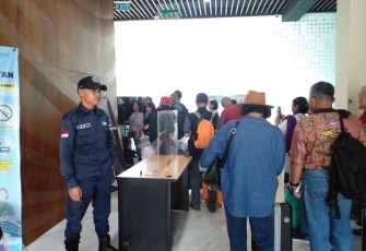 Warga Malaysia melintasi PLBN Aruk Kabupaten Sambas, Kalbar 