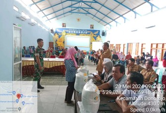Suasana pendistribusian beras warga desa binaan 