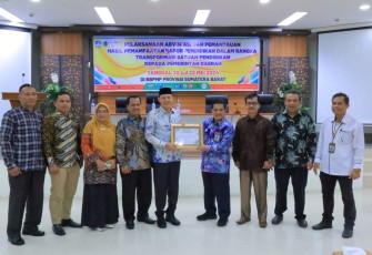 Bupati Pasaman Terima Penghargaan di Bidang Pendidikan 