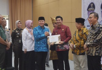 Ari Septia Ardinata Terima Penghargaan Percepatan Penurunan Stunting 