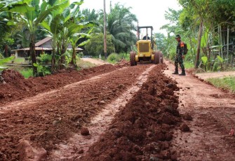 Pengerjaan badan jalan di desa Selat Beting 