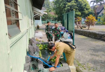 Dansikes Menarmed 2 Kostrad Pelda Eko saat mendampingi pengecekan saluran air oleh Tim Jumantik Puskesmas Kendalkerep Blimbing