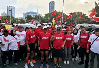 Sekjen PDIP Hasto Kristianto membawa obor api perjuangan menuju arena rakernas PDIP di Ancol, Jakarta 