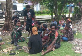 Babinsa Koramil 1710-02/Timika Laksanakan Komsos di Wilayah Binaan Untuk Menjaga Keakraban Dengan Masyarakat 