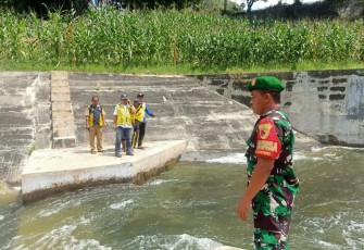 Pengecekan aliran air bendungan waduk