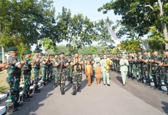 Pangdivif 2 Kostrad Mayjen TNI Anton Yuliantoro saat mengunjungi Yonarmed 12 Kostrad, Selasa (28/5)