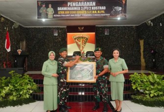 Danmenarmed 2 Kostrad Letkol Arm Siswo Budiarto menerima cenderamata 