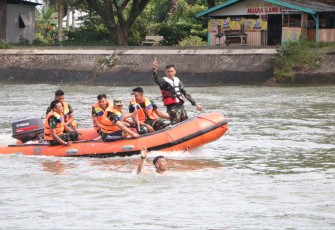 Simulasi Latihan Water Rescue Prajurit Lanud Sultan Sjahrir 