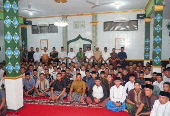 Sholat subuh berjamaah di Yonarmed 11 Kostrad 