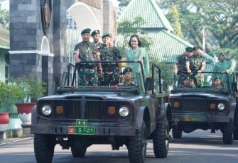 Danmenarmed 2 Kostrad Letkol Arm Siswo Budiarto mendampingi Pangdivif 2 Kostrad tinjau Yonarmed 11 Kostrad, Jum'at (31/5)