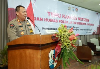 Kabid Humas Polda Jatim Kombes Dirmanto saat memberikan sambutan dalam temu kangen netizen di Kota Batu