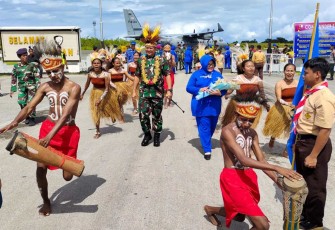Pangkoarmada III Laksda TNI Hersan disambut tarian adat dalam kunjungannya di Lanal Biak