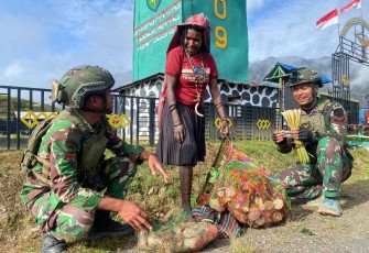 Kebersamaan itu sederhana dengan program Rosita Satgas Yonif 509 Kostrad