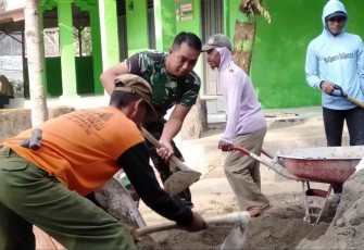 Pasang paving jalan bersama warga binaan