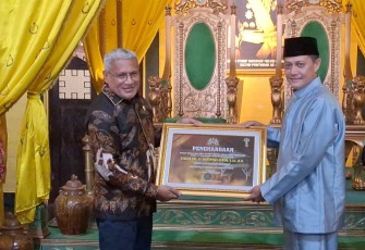 Kepala BNN RI Marthinus Hukom menerima penghargaan Sultan Pontianak 