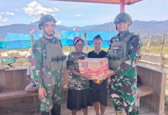 Bantuan sembako satgas yonif 323 Buaya Putih 