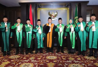 Ketua Mahkamah Agung Prof Dr H M Syarifuddin foto bersama usai melantik ketua pengadilan tingkat banding di Jakarta, Jum'at (7/6)