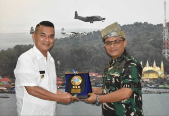 Pj Walikota Tanjungpinang saat menerima cenderamata 