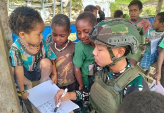 Satgas Yonif 323/BP ajari anak-anak menghitung