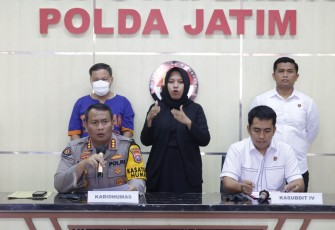 Kabid Humas Polda Jatim Kombes Dirmanto saat memberikan keterangan pers 