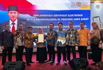 Kepala BPN Kota Depok Indra Gunawan saat menyerahkan sertipikat 