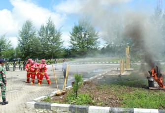 Prajurit Koarmada III Latihan Pemadam Kebakaran 