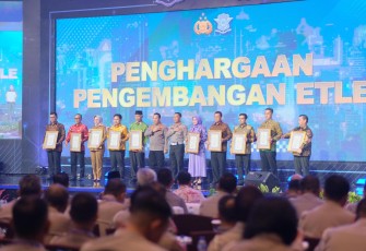 Gubernur Ansar Terima Penghargaan dari Kapolri 