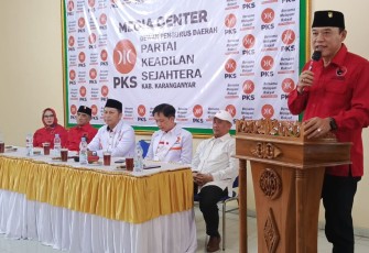 Ketua DPC PDI Perjuangan Karanganyar, Bagus Selo, saat memberikan sambutan dalam acara kunjungan ke kantor DPD PKS Karanganyar, Selasa (11/6/2024)