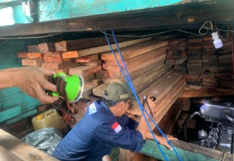 Bakamla RI saat Tangkap Kapal Bawa Kayu Ilegal di Perairan Laut Banda