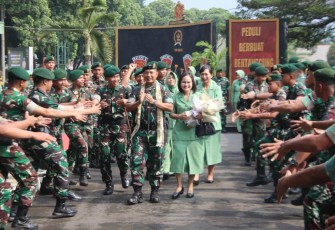 Prajurit Yonarmed 1 Kostrad saat menyambut Pangdivif 2 Kostrad 