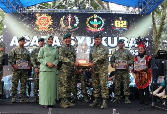 Danmenarmed 2 Kostrad Letkol Arm Siswo Budiarto menyerahkan piala bergilir Pormen kepada Danyonarmed 11 Kostrad Letkol Arm Gde Adhy Surya Mahendra 
