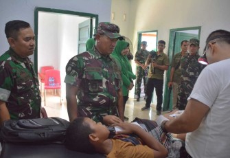 Danrem 023/KS Kolonel Inf Lukman Hakim meninjau kegiatan khitanan massal, Jum'at (14/6)