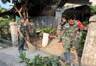Kerja bakti bersihkan lingkungan bersama warga