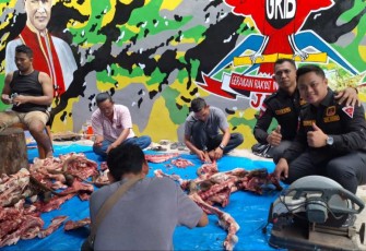 Suasana pemotongan daging kurban 