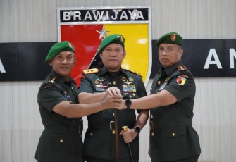 Foto bersama usai sertijab Danrem 081/DSJ