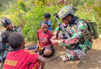Pelayanan kesehatan satgas Yonif 323 Buaya Putih 