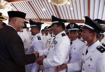 Penyerahan SK Perpanjangan masa jabatan Kades