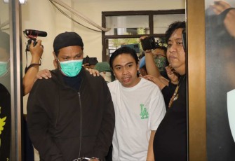Vokalis Last Child Virgoun saat pemeriksaan kesehatan di Polres Metro Jakarta Barat