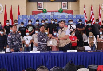 Penyerahan PMI Non Prosedural di Lanal Dumai