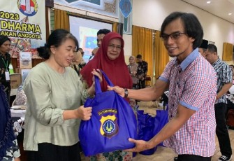 Penyerahan bantuan berupa paket sembilan bahan pokok (sembako) dari Kepolisian Daerah (Polda) DIY yang diserahkan secara simbolis oleh Ipda Asmaun Khusna, S.H. selaku PS. Panit I Subdit II Ditintelkam Polda  DIY.