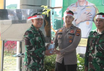Dandim 1001/HSU-BLG Letkol Kav Gunantyo Ady Wiryawan saat penanaman pohon