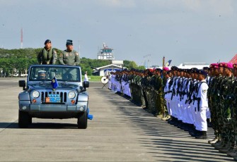 Kasal Laksamana TNI Muhammad Ali saat inspeksi pasukan dalam peringatan HUT ke 68 Penerbangan TNI AL di Sidoarjo, Kamis (27/6)