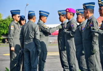Kasal Laksamana TNI Muhammad Ali saat menyematkan Brevet Kehormatan Penerbangan 